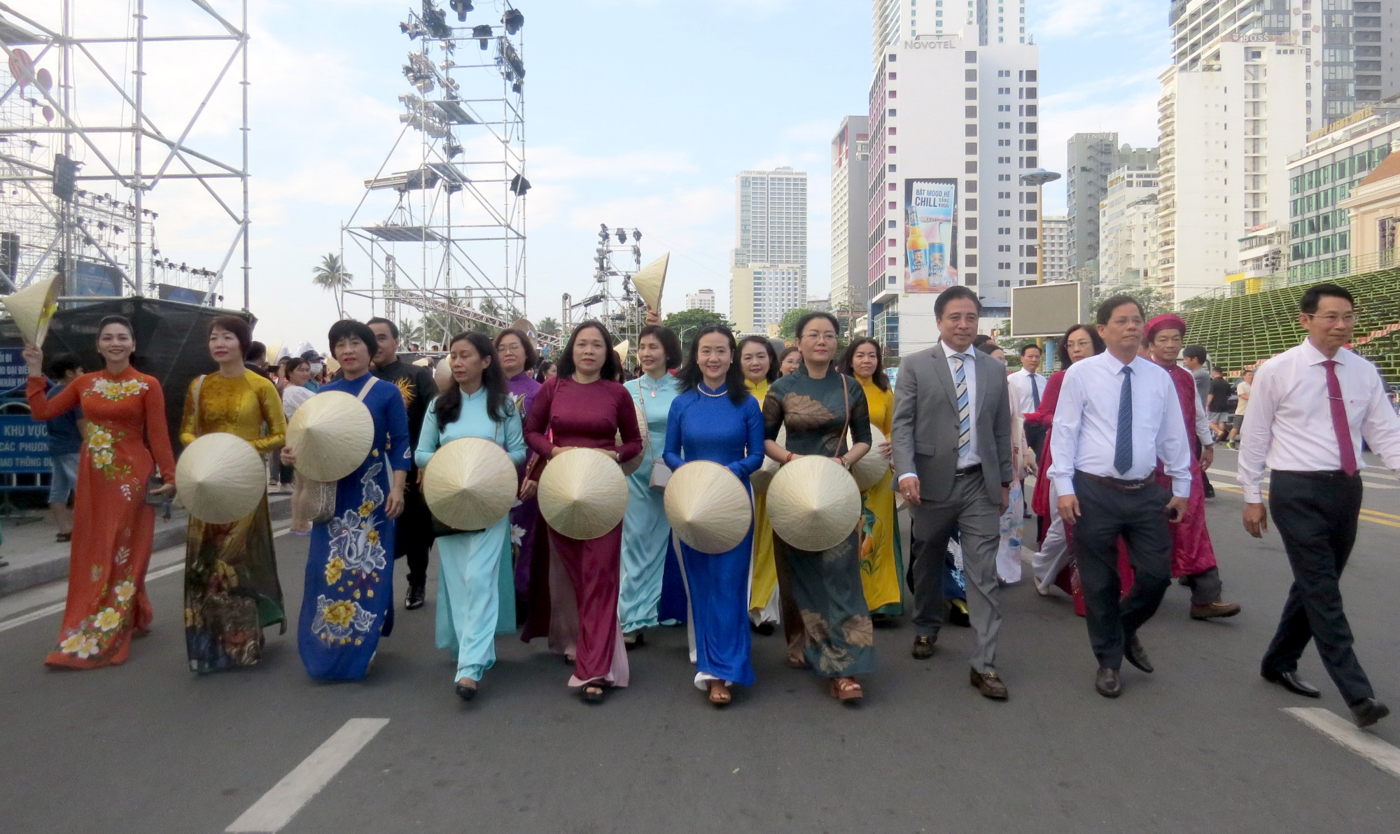 Lãnh đạo tỉnh Khánh Hòa cùng diễu hành trên phố với các chị em phụ nữ
