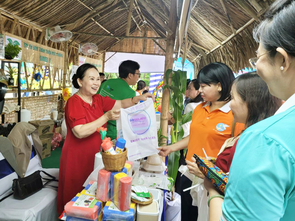 Bà Phan Thị Thúy Phượng - Giám đốc Công ty TNHH Sản xuất - Thương mại - Xuất nhập khẩu bao bì thân thiện môi trường Phương Lan - giới thiệu túi tự hủy đến khách hàng - ẢNH: THU LÊ