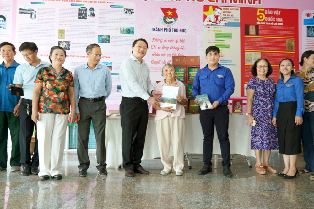 Bà Đạm Thư tặng sách Tiếng vọng từ Trường Sơn cho Tuổi trẻ Thảo Điền nhân dịp khánh thành Không gian văn hóa Hồ Chí Minh vào giữa tháng 5/2023