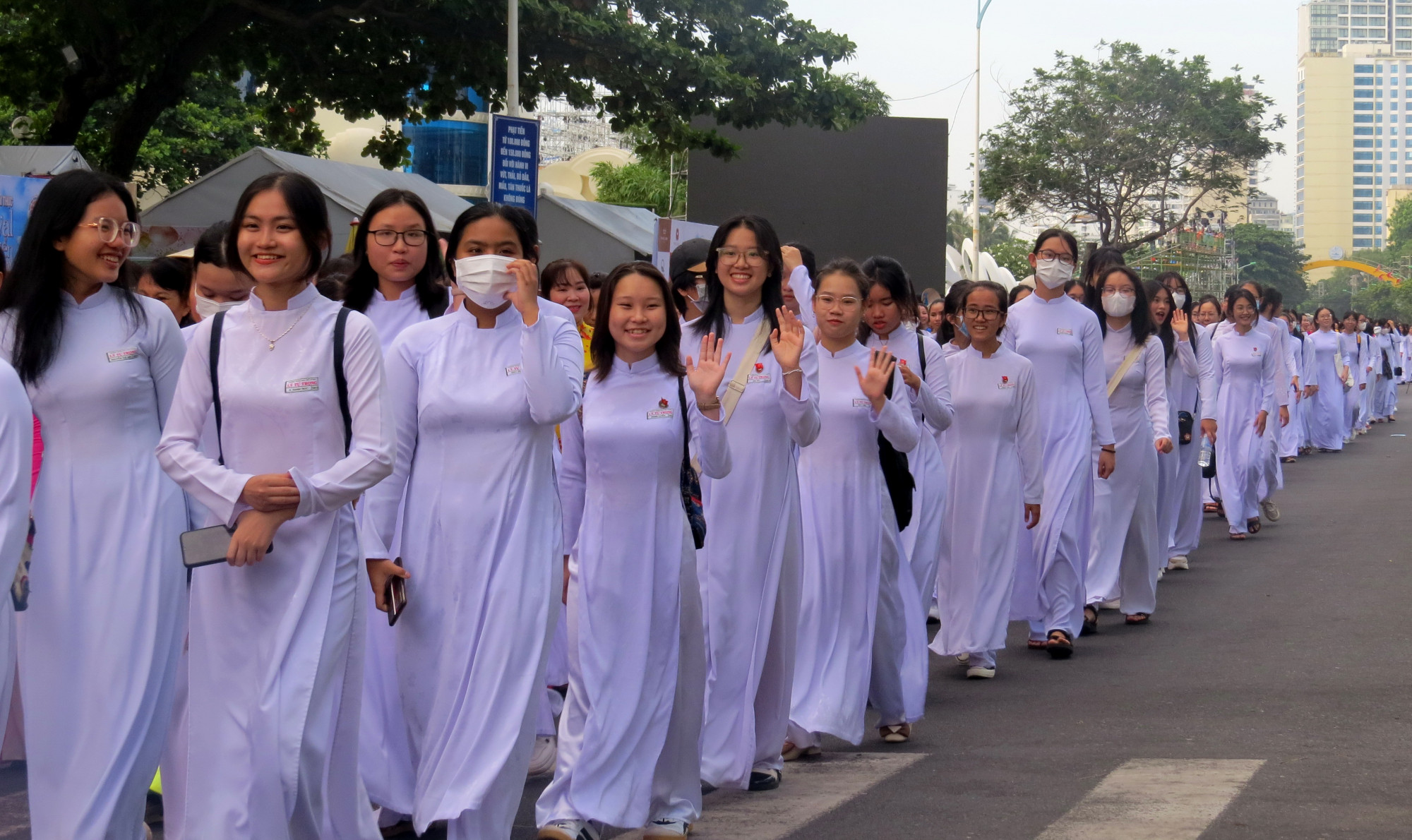 Những chiếc áo dài trắng trên đường phố Nha Trang trong lễ diễu hành