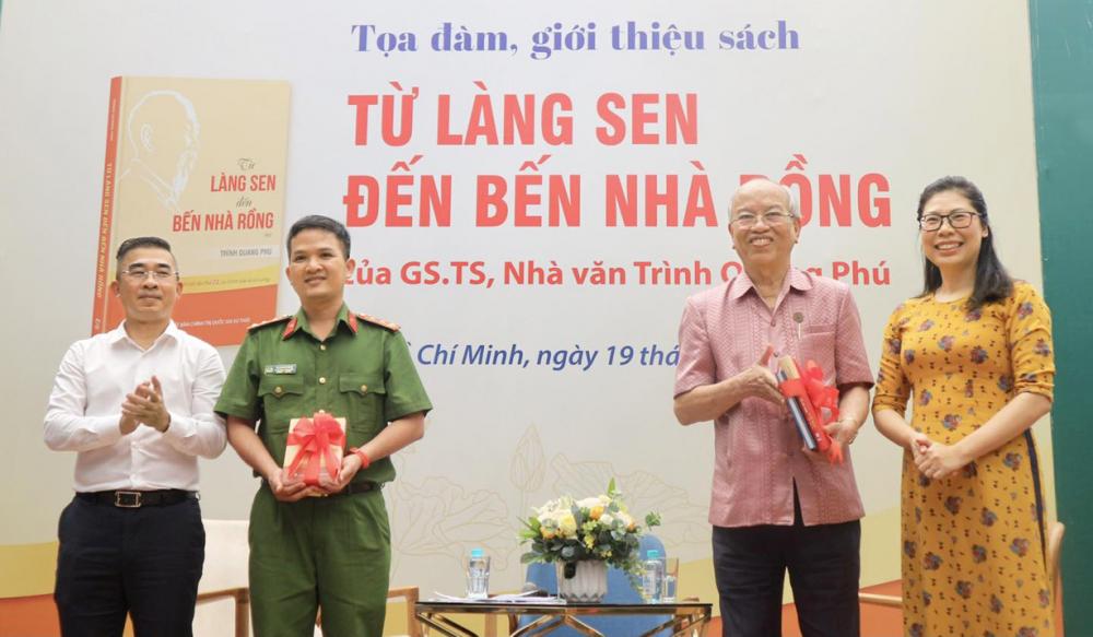 Giáo sư, tiến sĩ, nhà văn Trình Quang Phú (thứ hai từ phải sang) tại buổi ra mắt tác phẩm  Từ làng Sen đến bến Nhà Rồng, bản in lần thứ 22 (nguồn ảnh: Đường sách TPHCM)