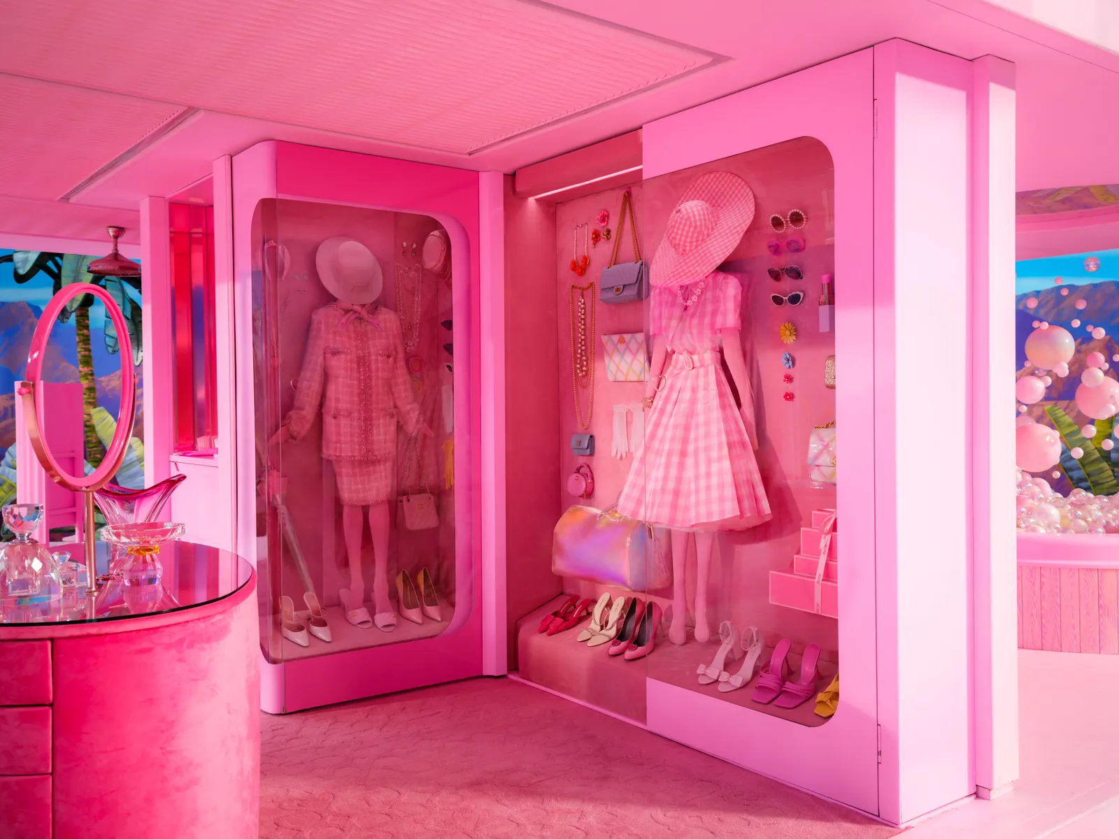 Trên tầng hai, tủ quần áo không cửa ngăn của Barbie có các hộp trưng bày hộp đồ chơi được gắn với trang phục