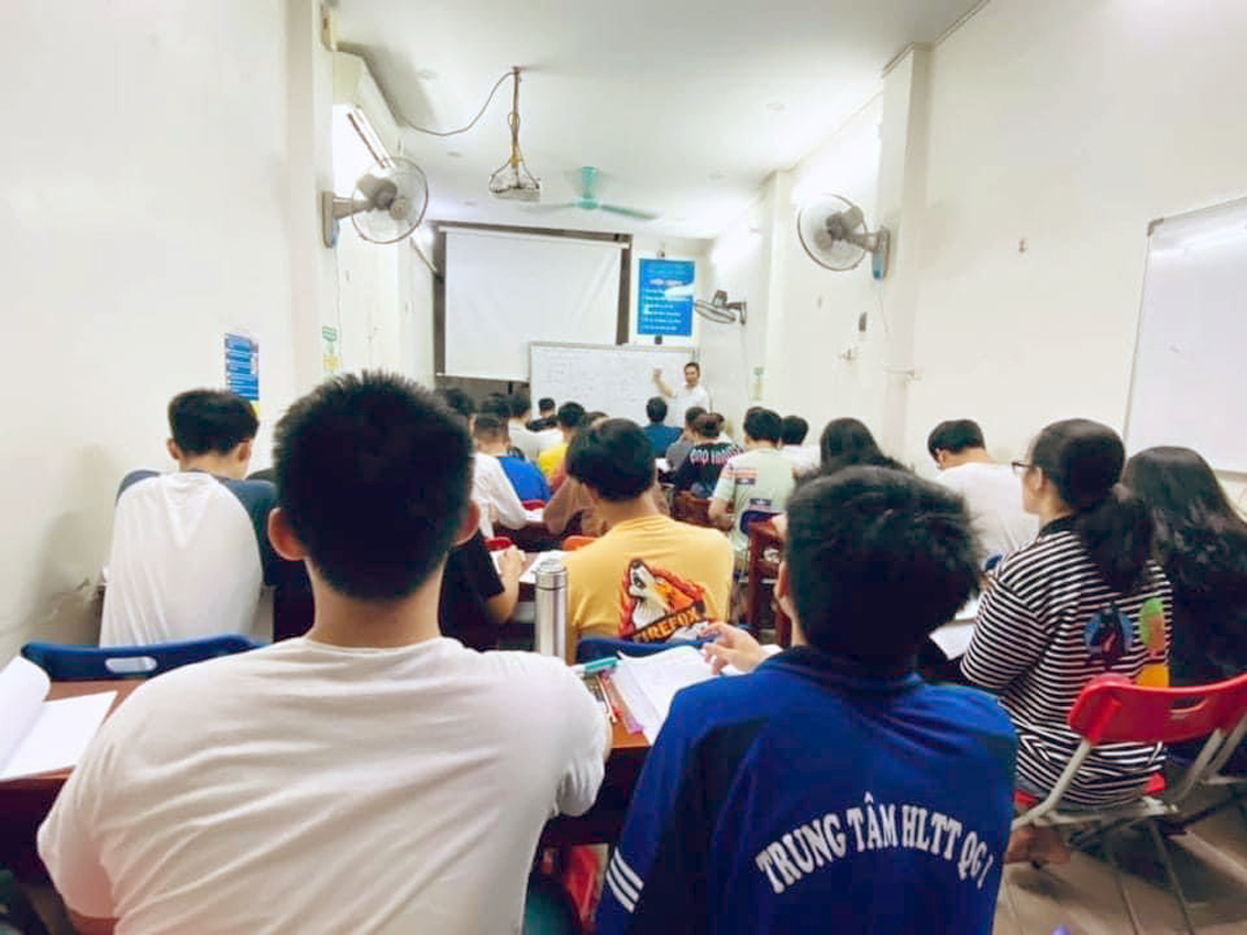 Mùa hè cũng là lúc học sinh tranh thủ ôn luyện cho kỳ thi chuyển cấp  (trong ảnh: Một lớp luyện thi đông đúc tại Hà Nội)