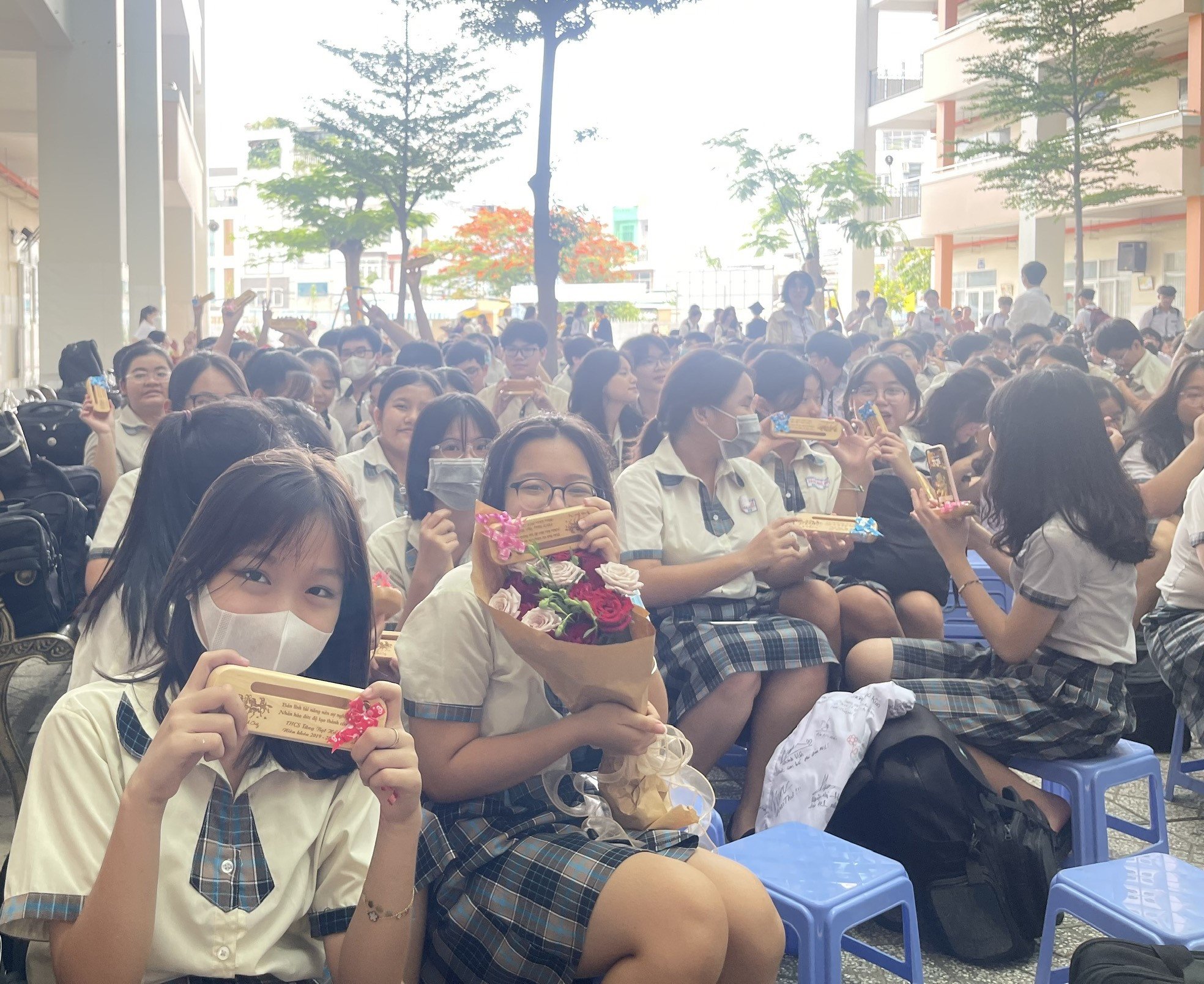 Học sinh chia nhau quà lưu niệm và chúc nhau may mắn kỳ thi tuyển sinh 10