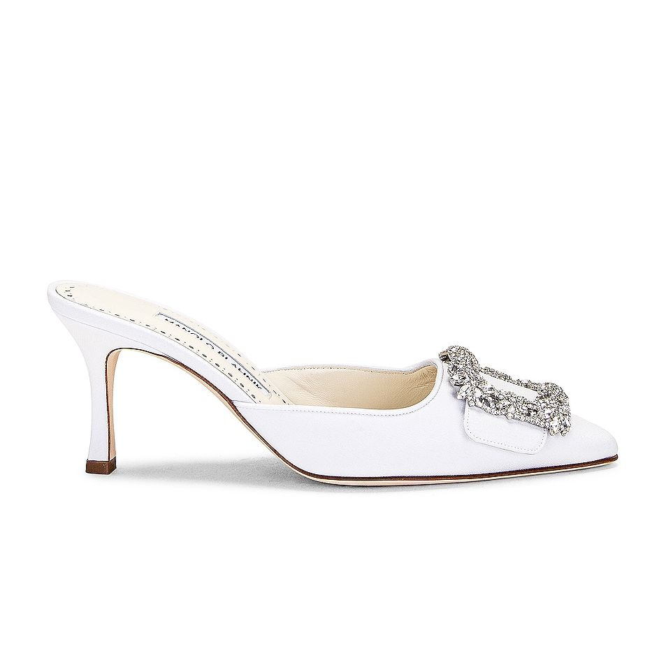 1.Chọn phiên bản slide-on của Manolo Blahnik nếu bạn muốn có cảm giác của sự cổ điển và truyền thống. Giày cao gót mũi nhọn với trâm cài pha lê vừa an toàn vừa gây ấn tượng mạnh, khiến mẫu giày này vừa giúp bạn thoải mái nhưng vẫn đủ để tạo điểm nhấn khi bước vào lễ đường.