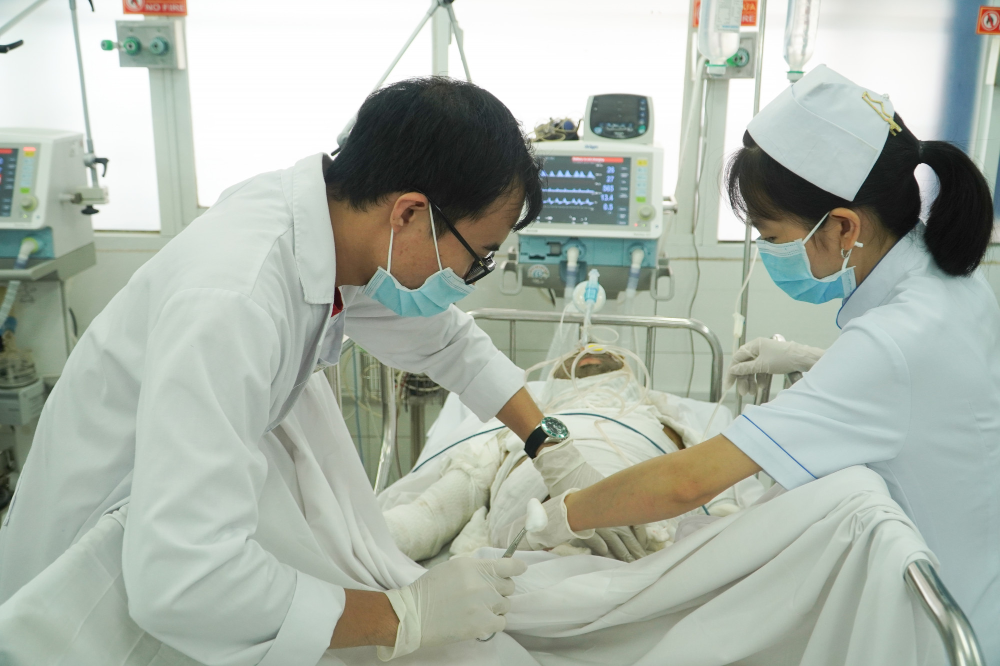 Bác sĩ Bệnh viện Chợ Rẫy đang điều trị tích cực cho nạn nhân trong vụ cháy nhà trọ ở Đồng Nai