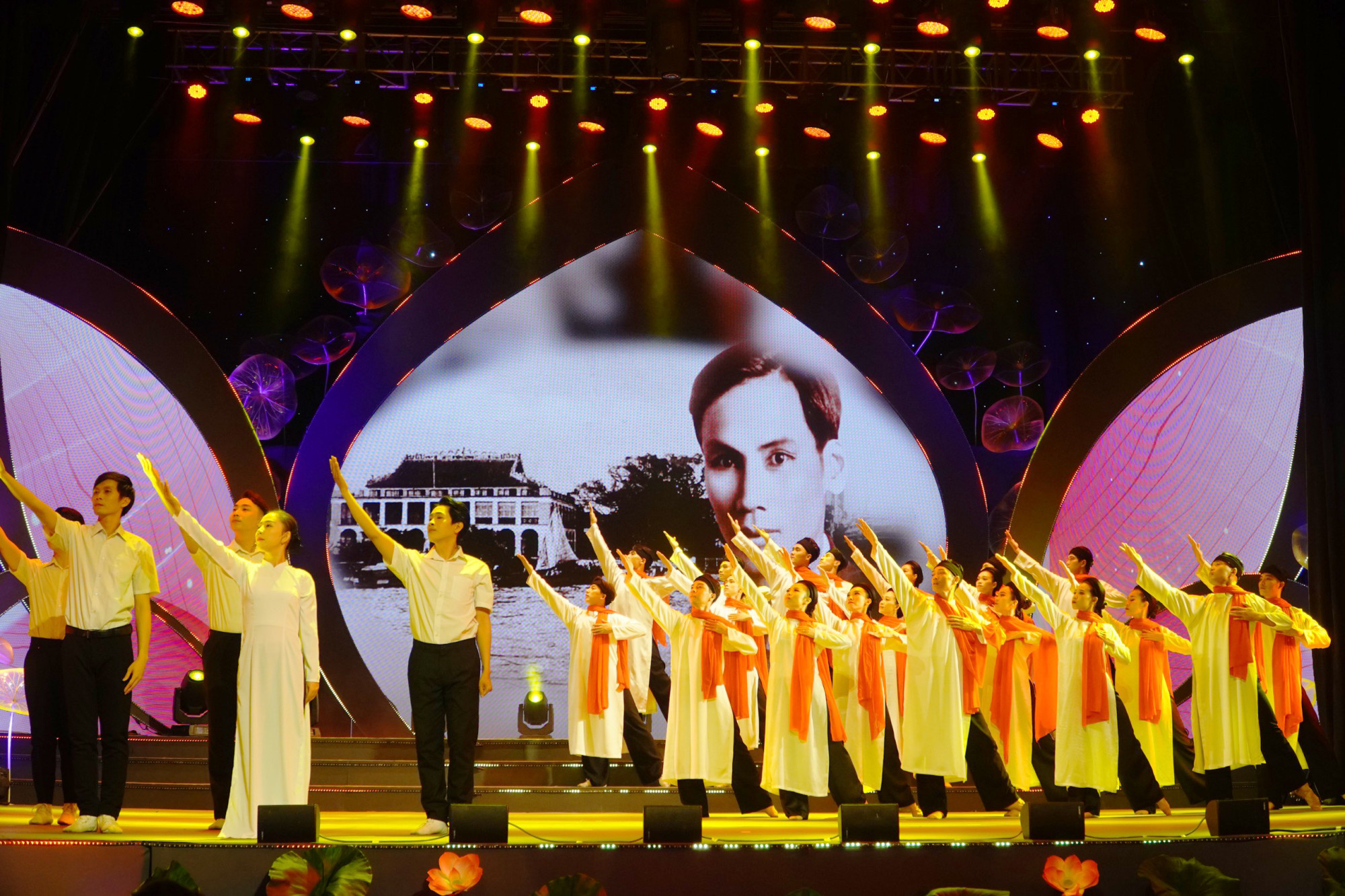 Chương trình nghệ thuật 'Vang mãi bài ca Hồ Chí Minh' được dàn dựng công phu ( gồm 3 phần: Bài ca chân lý, Dâng Người ngàn hoa chiến công, Thành phố Hồ Chí Minh– Văn minh, hiện đại, nghĩa tình trình diễn những tác phẩm âm nhạc truyền thống hào hùng) 