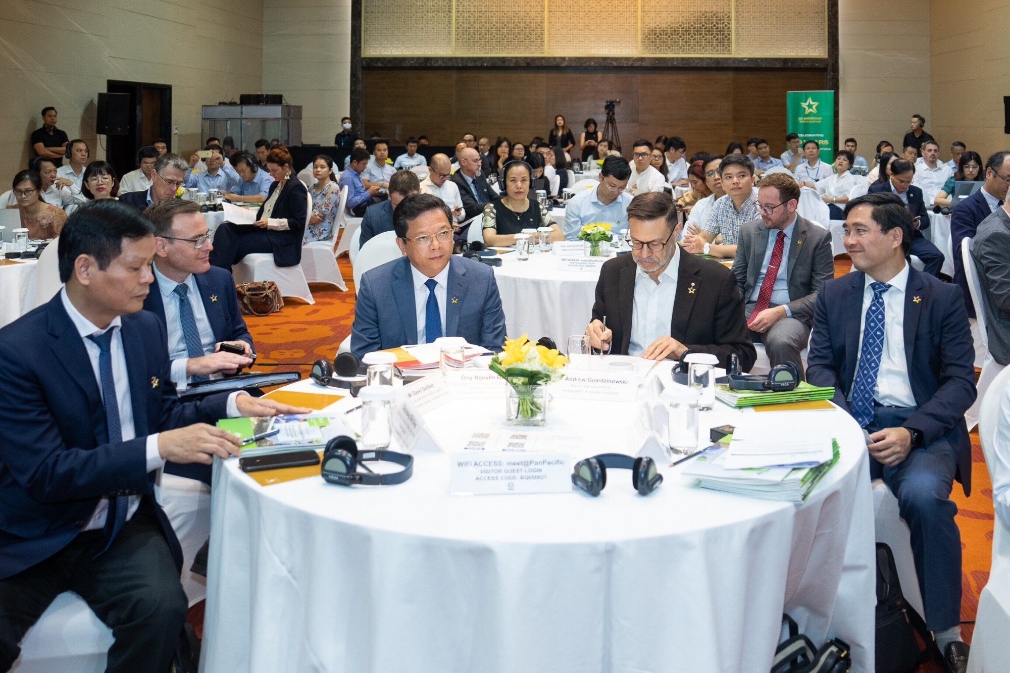 Toàn cảnh các Đại biểu tham dự và thảo luận tại Đối thoại chính sách Tương lai ngành điện Việt Nam. Ảnh: ĐSU