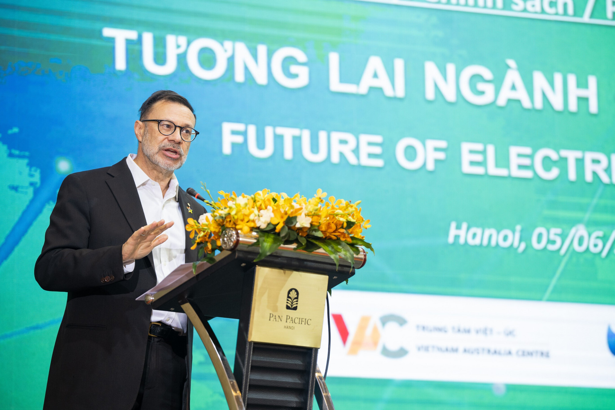Ông Andrew Goledzinowski, Đại sứ Australia tại Việt Nam, phát biểu khai mạc Đối thoại chính sách Tương lai ngành điện Việt Nam. Ảnh: ĐSU