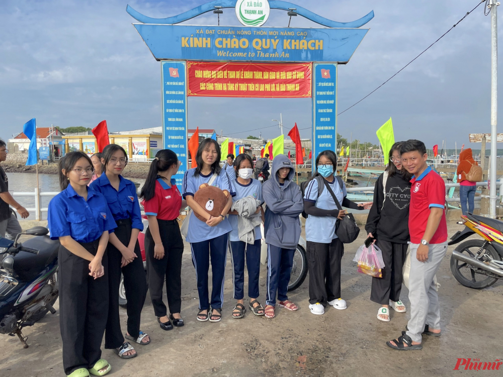 Học sinh và thầy cô xã đảo Thạnh An (huyện Cần Giờ, TPHCM) lên tàu ra đất liền tham dự kỳ thi lớp 10