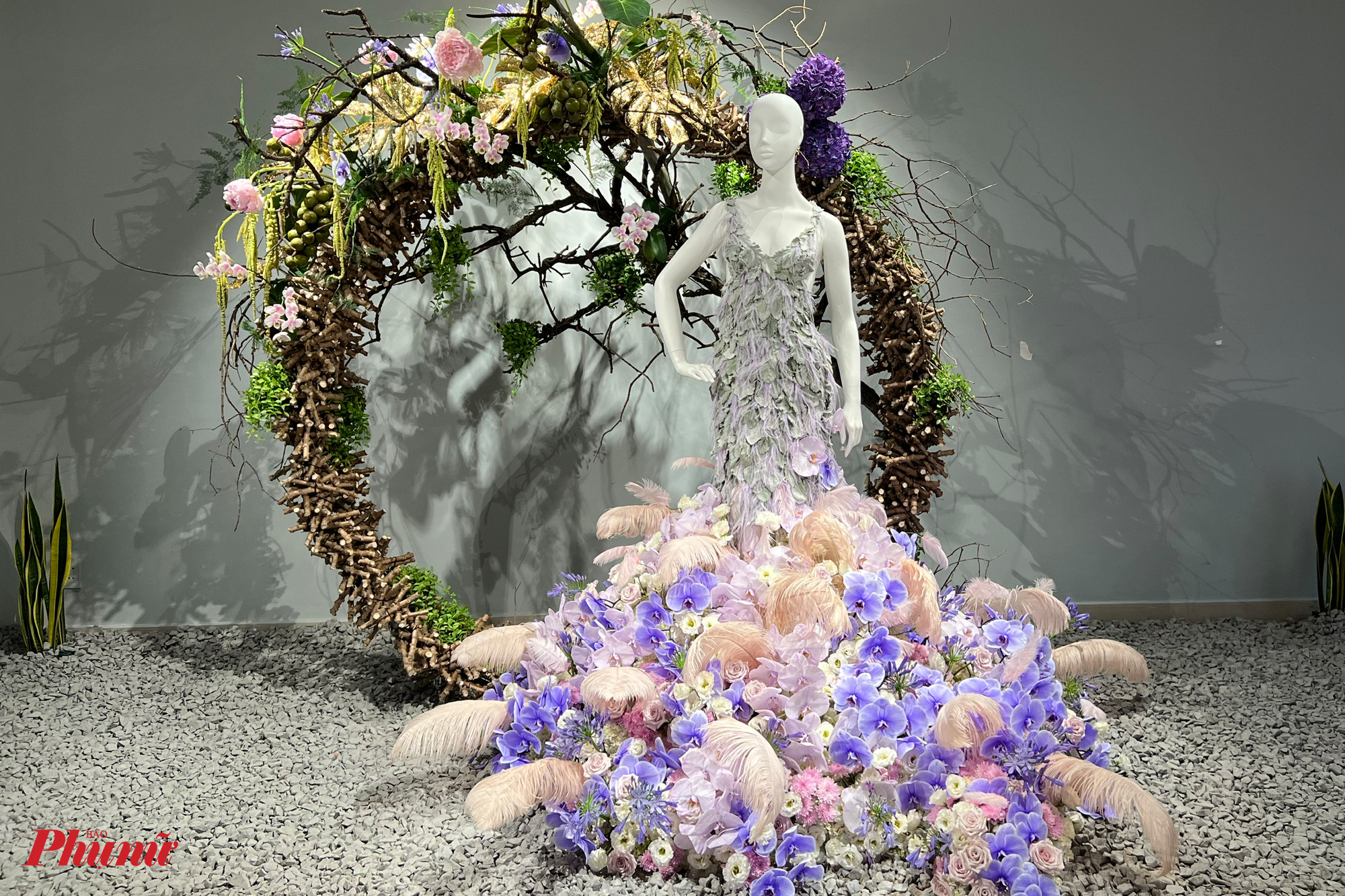 Nghệ sĩ thiết kế hoa Hà Minh Khôi đảm nhận phần thiết kế hoa cho triển lãm. 