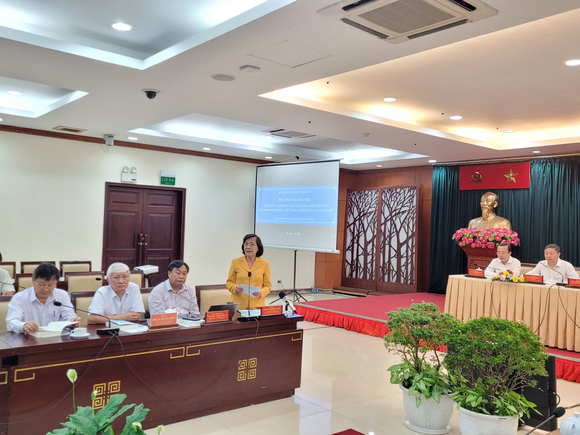 Bà Phạm Phương Thảo - nguyên Chủ tịch HĐND TPHCM - phát biểu tại hội thảo