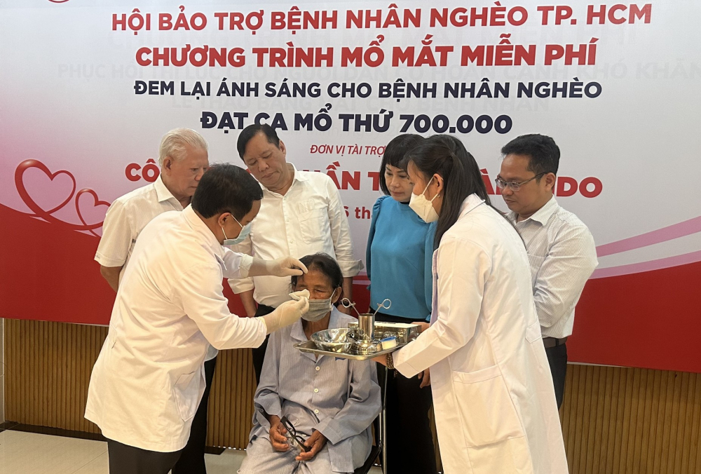 Cô Hoàng Kim là bệnh nhân thứ 700.000 được mổ mắt miễn phí.