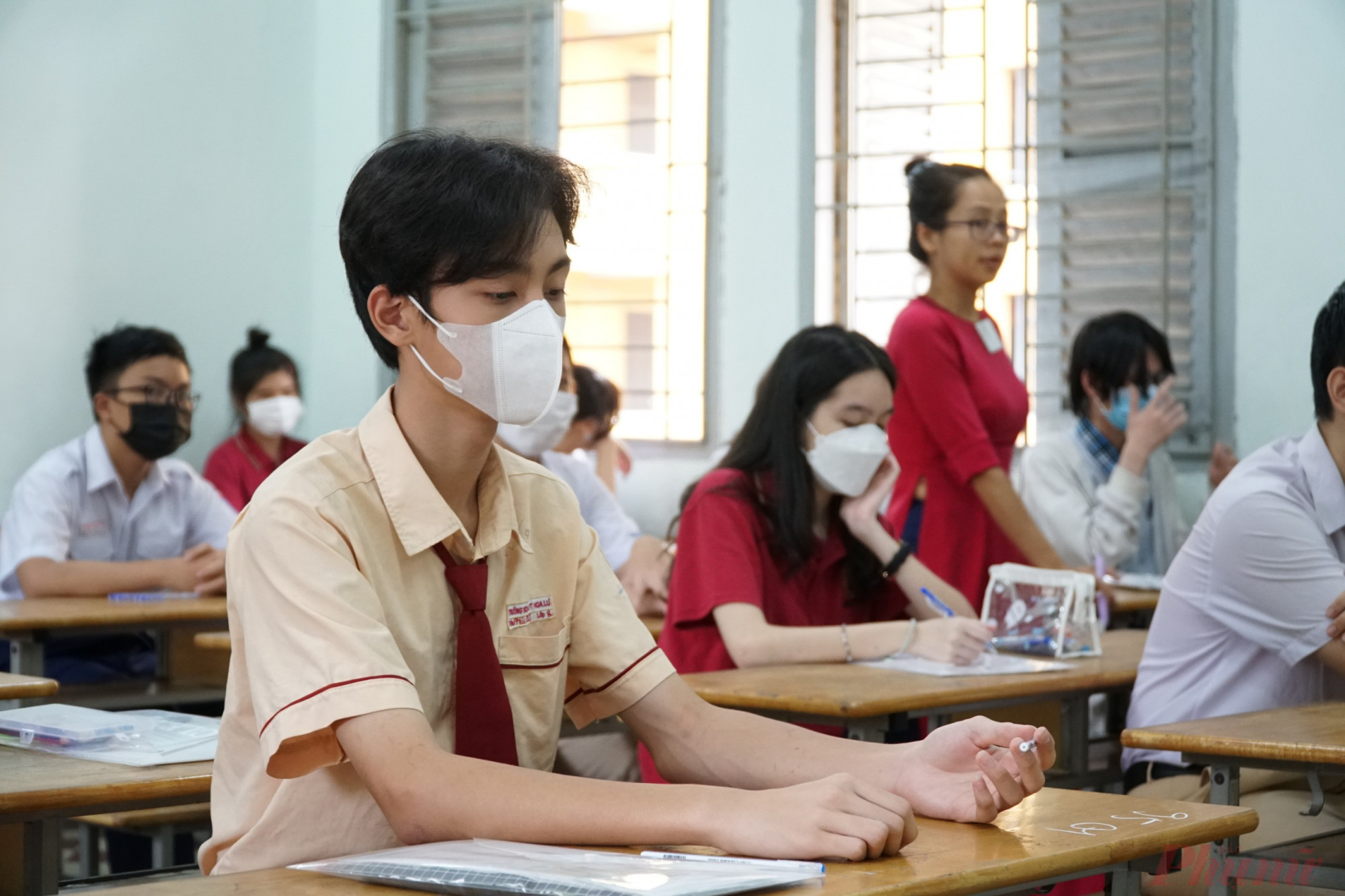 Trong buổi sáng hôm nay, các thí sinh sẽ làm bài thi đầu tiên môn Ngữ văn, thời gian thi là 120 phút. Đến 14 giờ, các em sẽ tiếp tục làm bài thi môn Ngoại ngữ, thời gian làm bài thi là 60 phút.