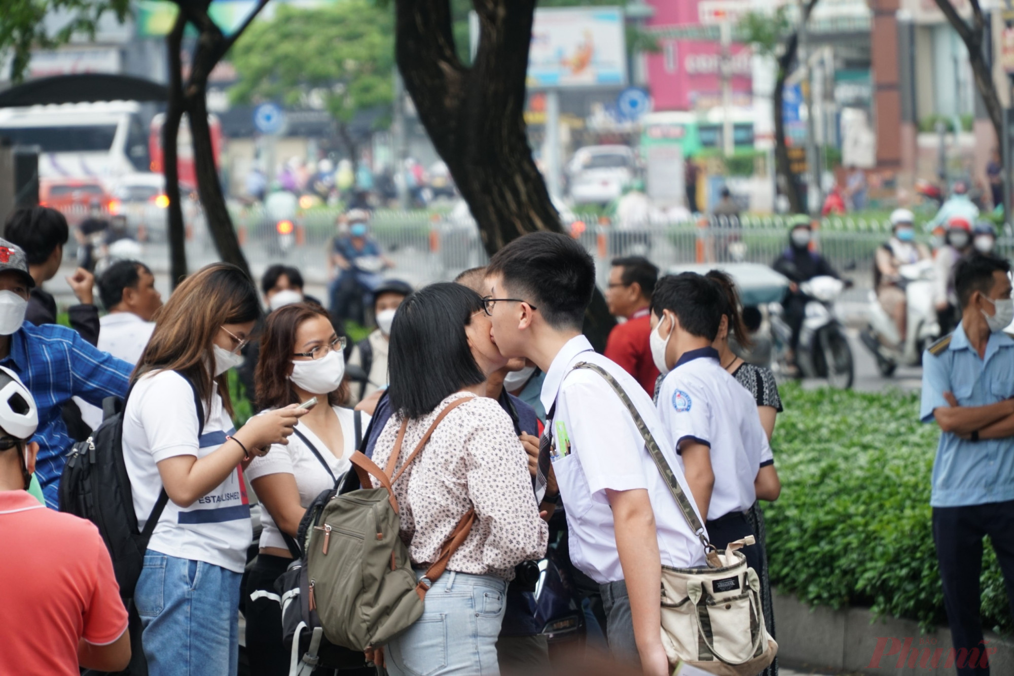 Mặc dù 7g học sinh mới vào phòng thi nhưng từ sáng sớm phụ huynh đã đưa con em mình đến điểm thi và căn dặn một số điều.