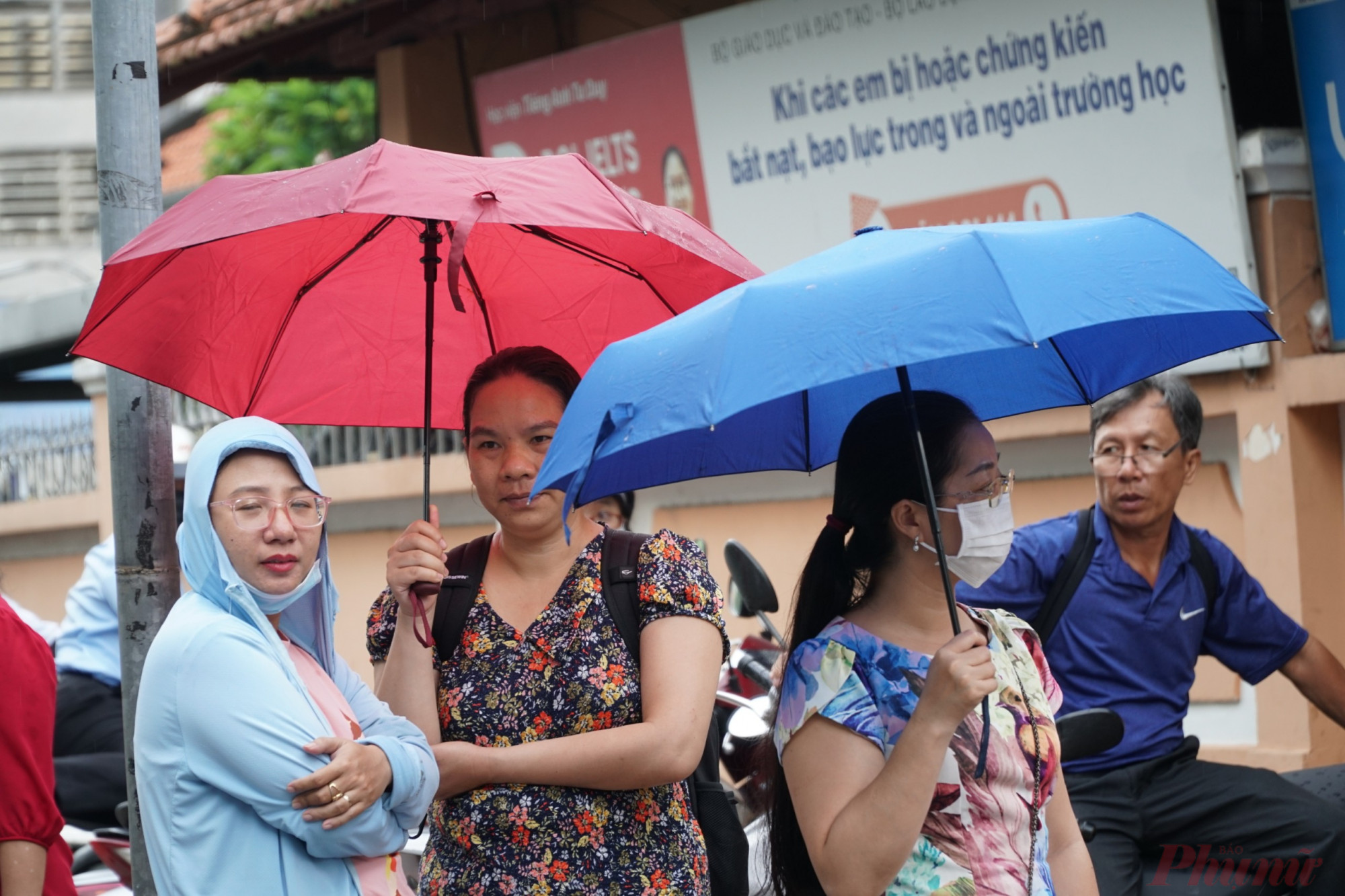 Dù cánh cổng hội đồng đã khép lại nhưng có khá đông phụ huynh vẫn tiếp tục nán lại, theo dõi không khí bên trong.