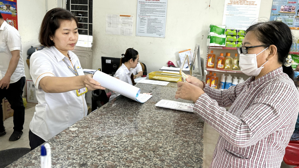 Người dân đến nhận lương hưu tại Bưu điện huyện Bình Chánh. Hiện nay, vẫn còn nhiều người nhận mức lương hưu dưới 3 triệu đồng/tháng - Ảnh: Phan Tuyền