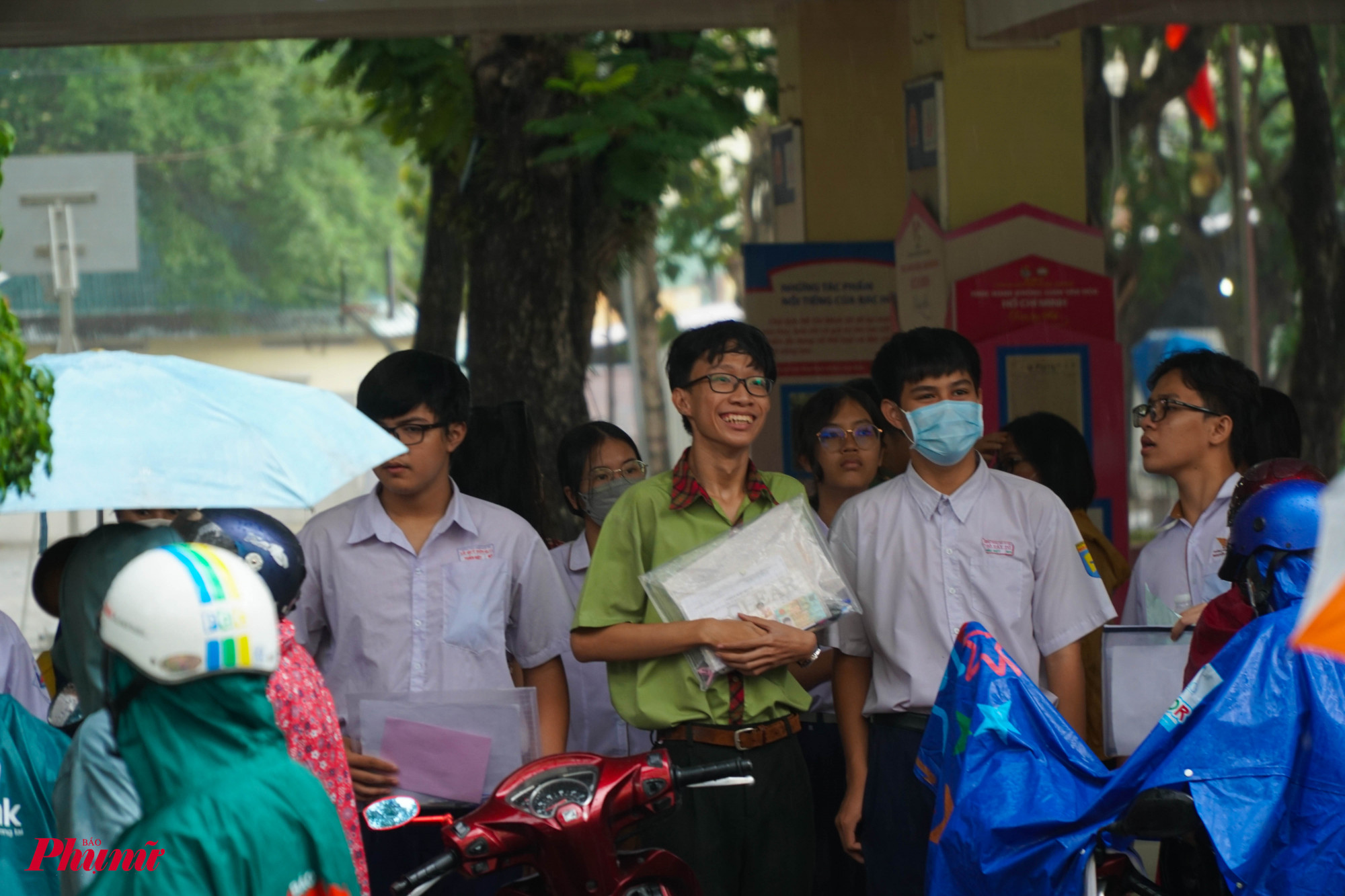 Đề thi Anh văn năm nay được đánh giá là khá vừa sức, nhiều thí sinh cười tươi rói khi ra khỏi phòng thi