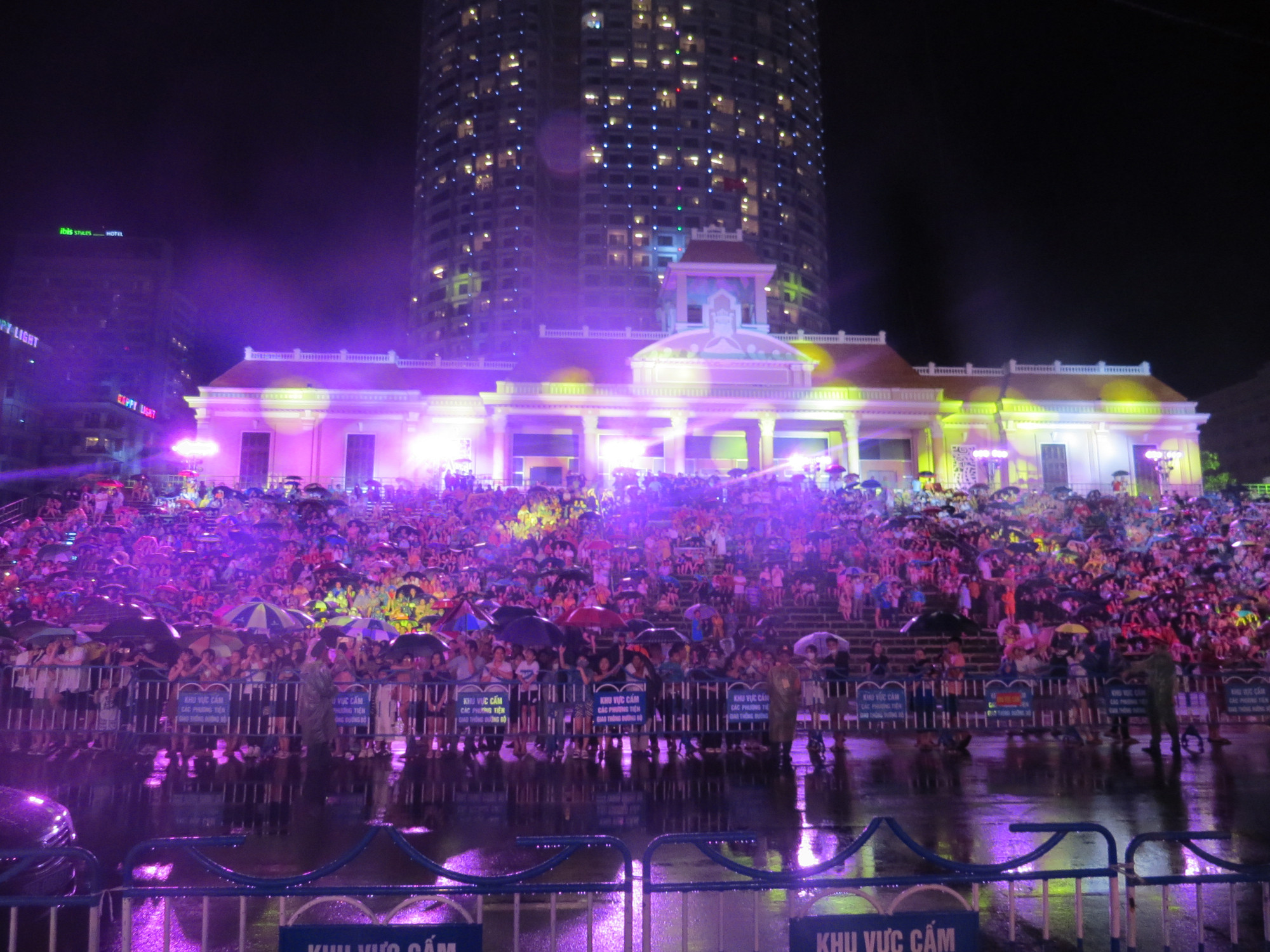 Khán giả đội mưa xem bế mạc Festival Biển Nha Trang - Khánh Hòa 2023