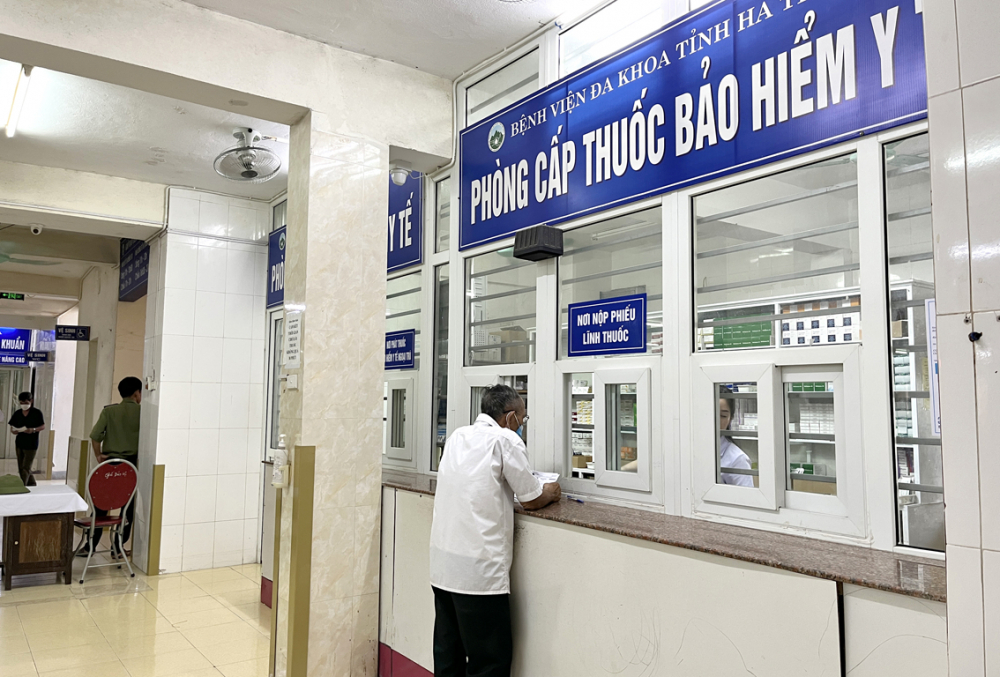 Nhiều bệnh nhân ở Hà Tĩnh không nhận được thuốc bảo hiểm y tế nên rất khó khăn - Ảnh: Phan Ngọc