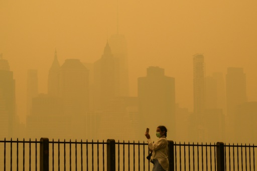 New York bị khói mù vây kín, khiến người dân cảm thấy khó chịu khi ra đường.