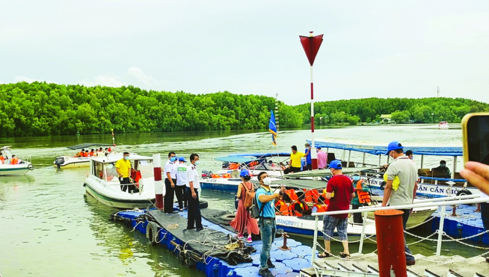 Khách hàng tham quan trải nghiệm các điểm đến trong tour du lịch đến Cần Giờ. - Ảnh: Quốc Thái 