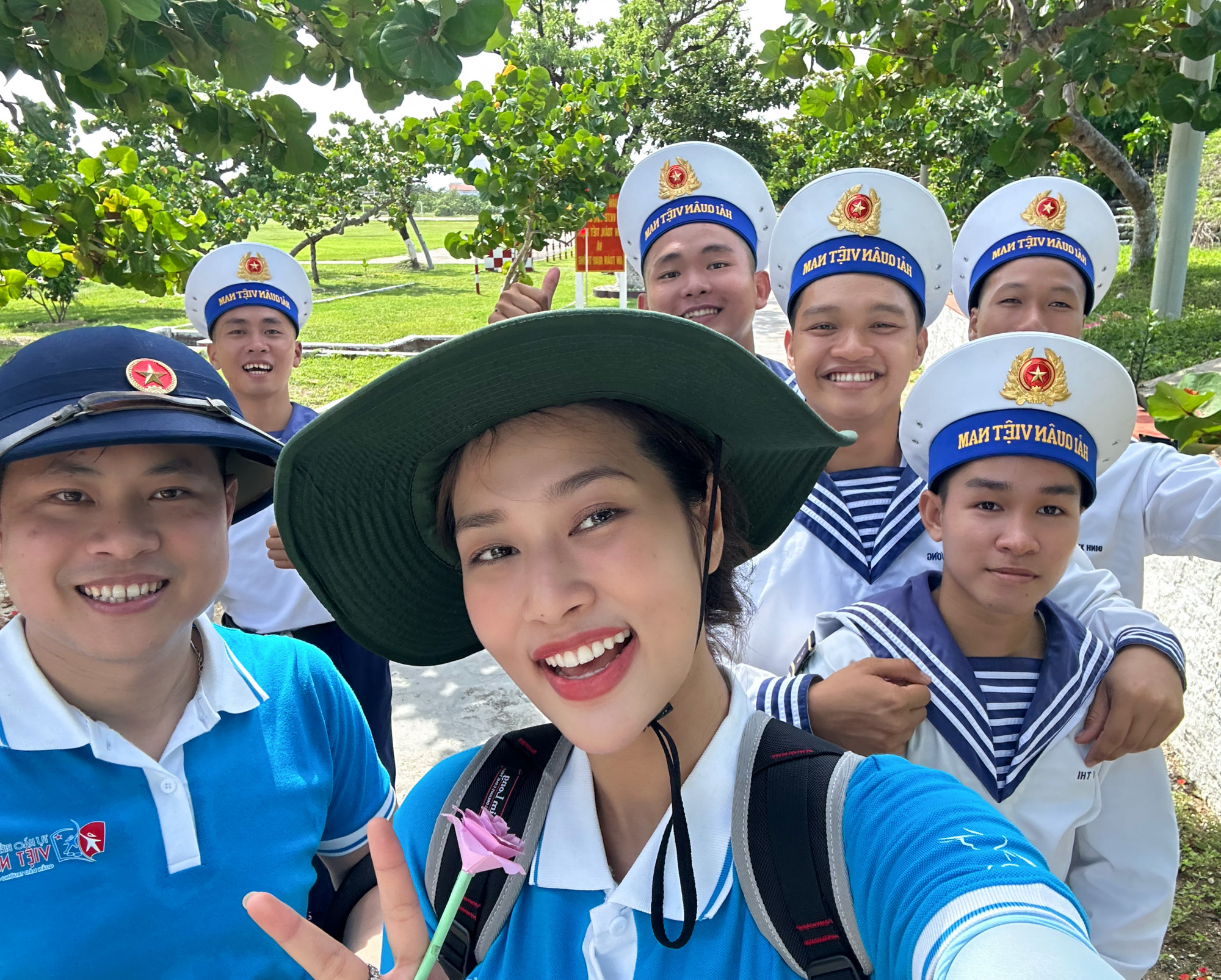 Hoa hậu Đoàn Thiên Ân chụp ảnh lưu niệm cùng các chiến sĩ khi thăm quần đảo Trường Sa