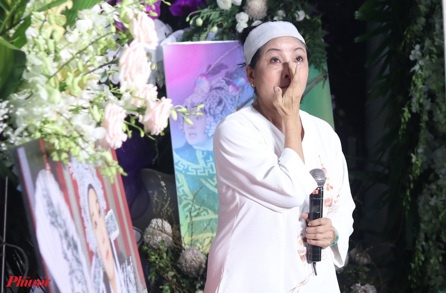 Bà Hồng Nhung hát đưa tiễn trong đám tang của NSƯT Vũ Linh