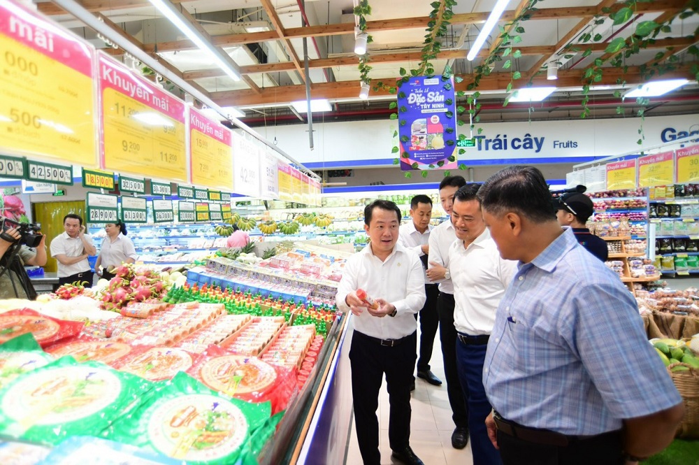 Lãnh đạo thành phố và Sở công Thương tỉnh Tây Ninh tham quan quầy đặc sản Tây Ninh tại siêu thị Co.opmart Tây Ninh - Ảnh: Saigon Co.op cung cấp