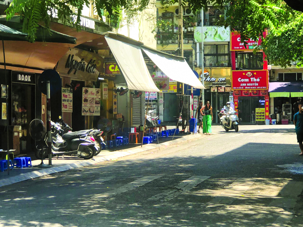 Hàng nộm thịt bò khô gia truyền của gia đình cô Long Vi Dung hiện vẫn nằm trên con phố sầm uất bậc nhất của thủ đô