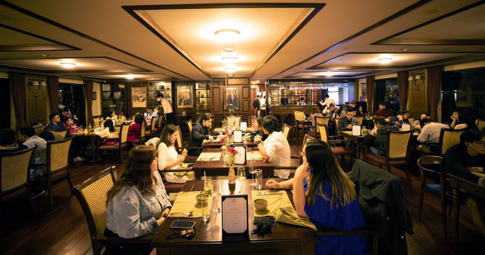 Sự vinh danh của Michelin Guide cho nhiều nhà hàng, quán ăn sẽ tạo ấn tượng mạnh, giúp thu hút thêm nhiều  du khách quốc tế đến Việt Nam (trong ảnh: Du khách quốc tế dùng bữa trên một du thuyền ở vịnh Hạ Long) - ẢNH: Q.T