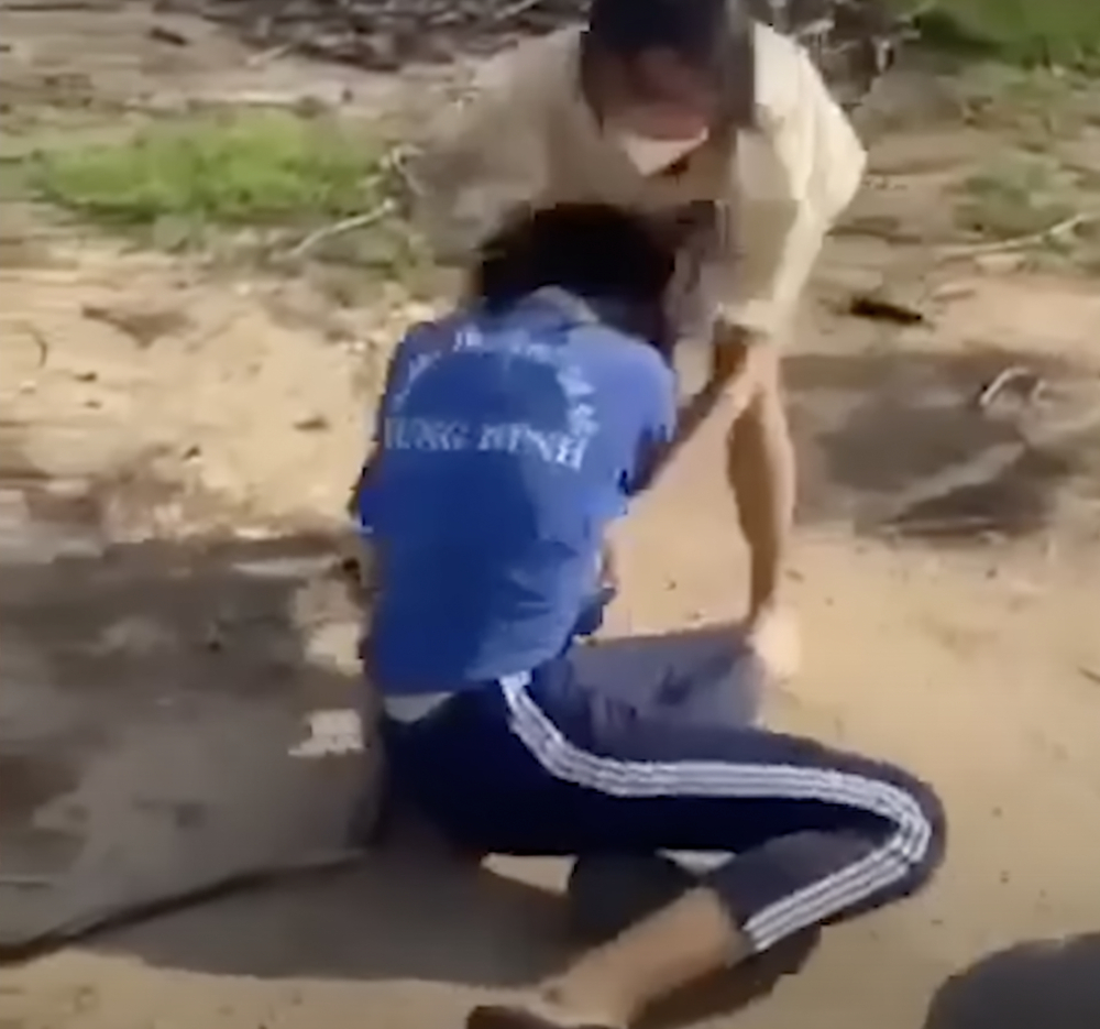 Nữ sinh bị đánh dã man