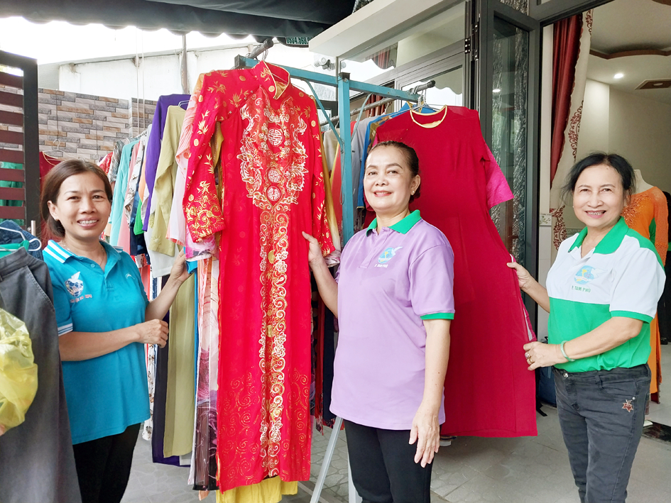 Shop thời trang 0 đồng của Hội LHPN phường Tam Phú  có rất nhiều mẫu áo dài cho bà con lựa chọn - ẢNH: M.N