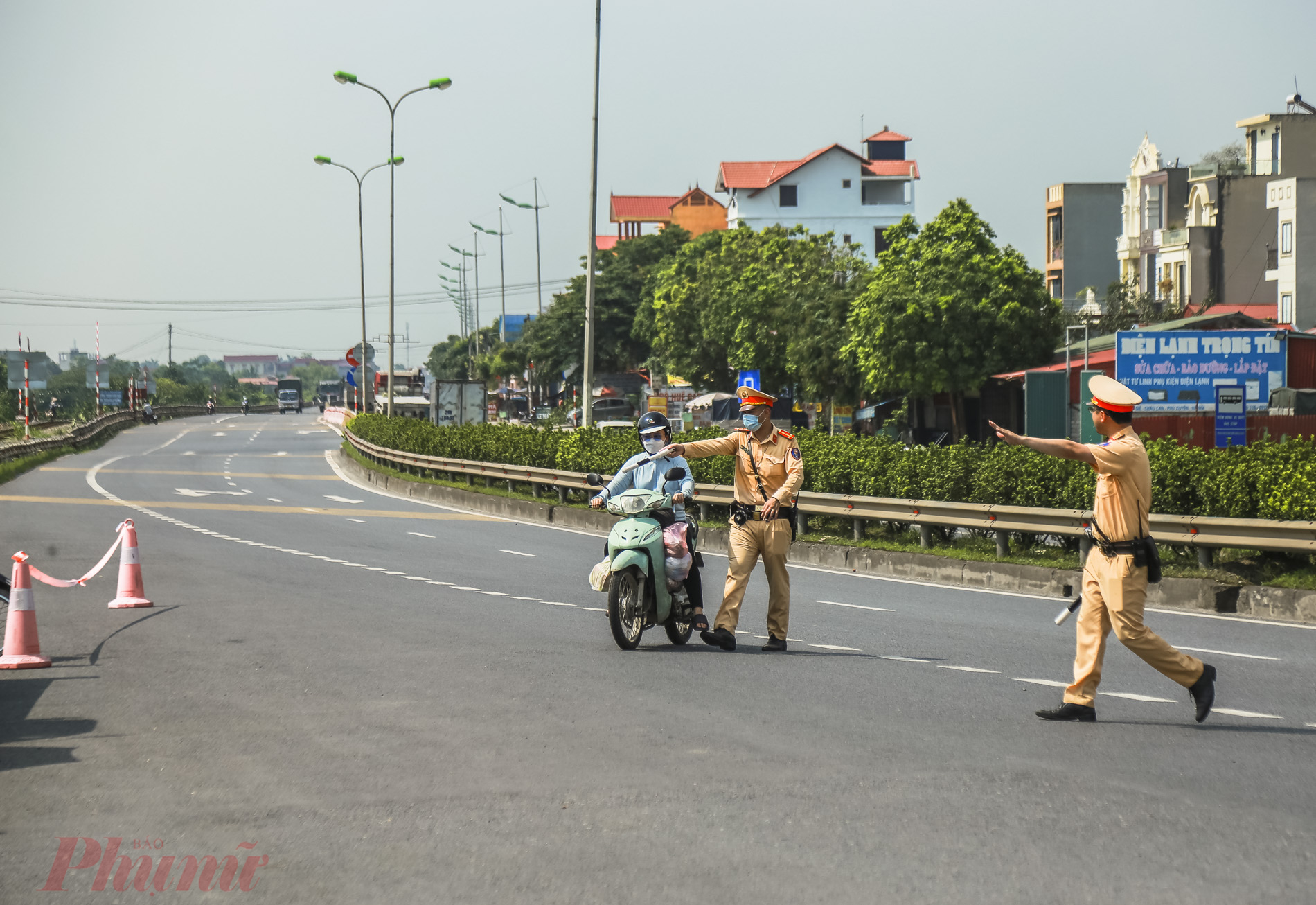 Ngày 8/6, Đội CSGT số 6 (Phòng CSGT TP.Hà Nội) tổ chức chuyên đề kiểm tra, xử lý vi phạm về tốc độ đối với các phương tiện lưu thông trên tuyến đường Đại Lộ Thăng Long.