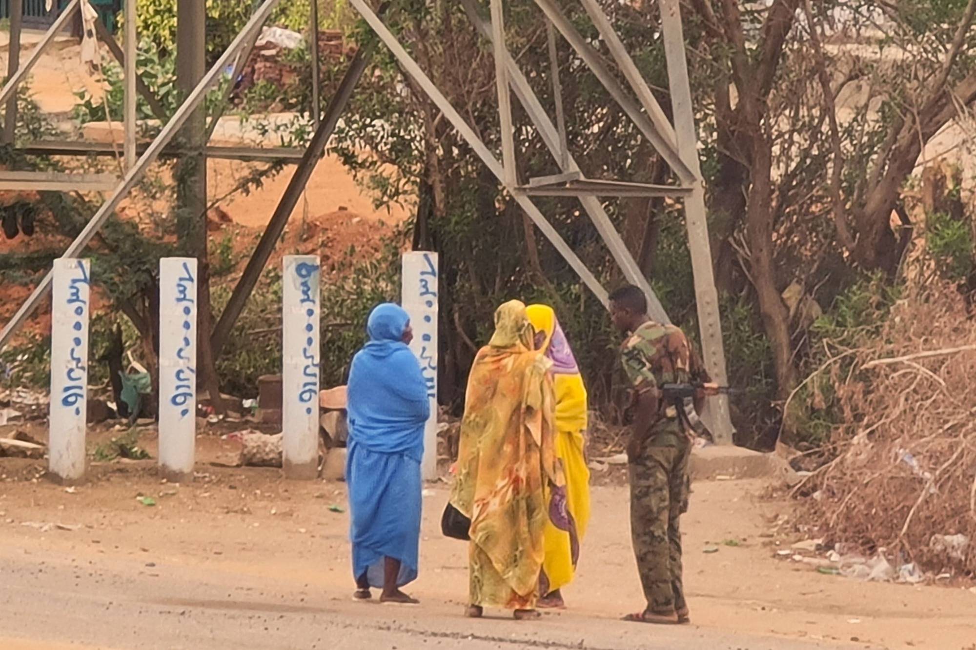 Một người lính quân đội nói chuyện với phụ nữ trên đường phố ở Khartoum hôm thứ Ba