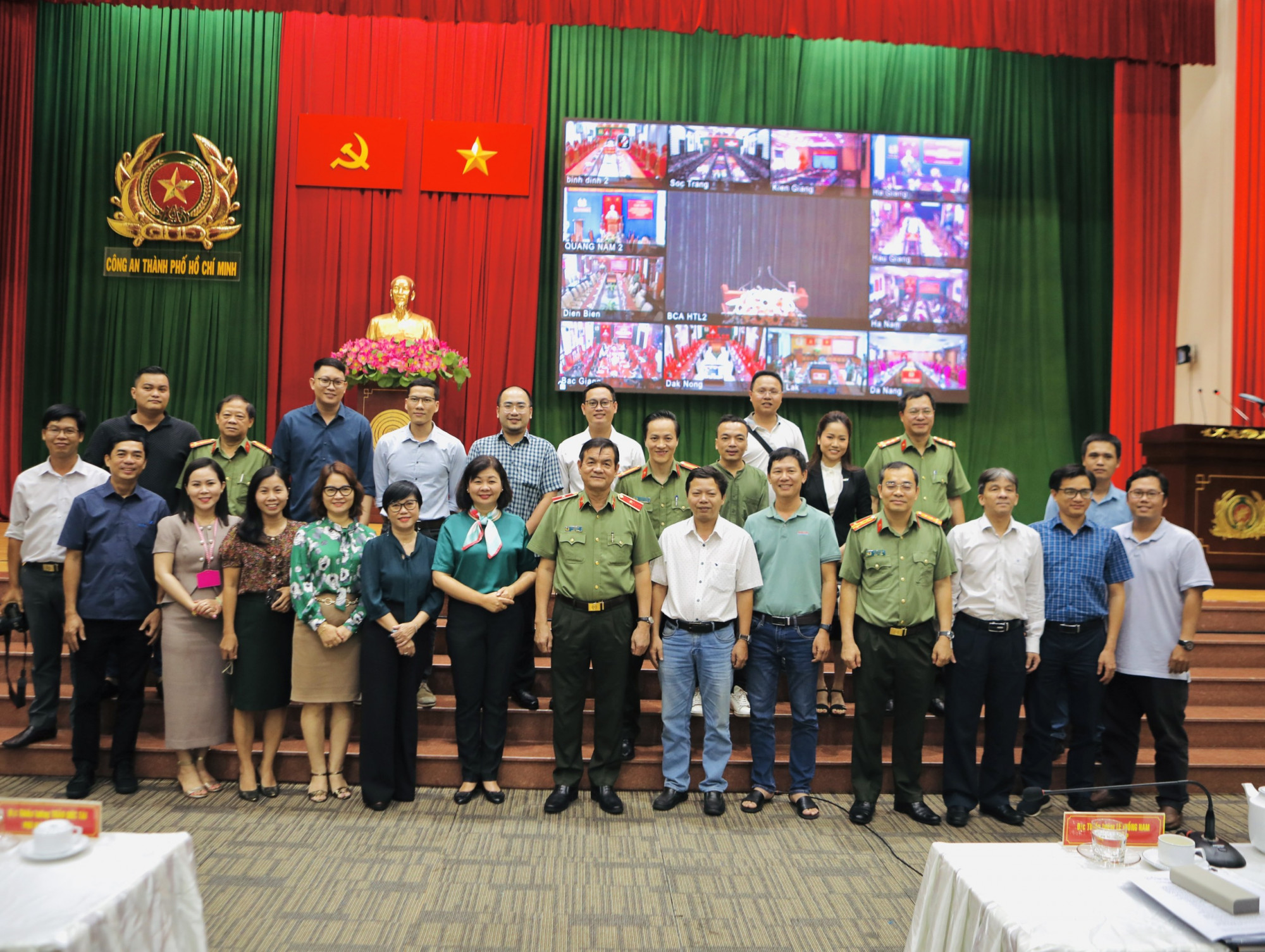 Thiếu tướng Lê Hồng Nam cùng đại diện các cơ quan báo chí thành phố tại điểm cầu TPHCM.