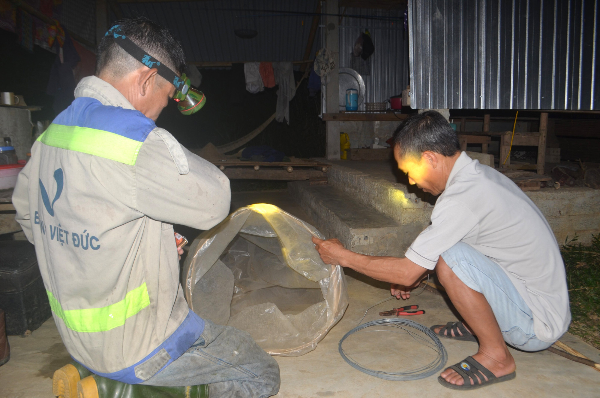 Người dân địa phương chế tạo vợt để bắt châu chấu - Ảnh: Khánh Trung