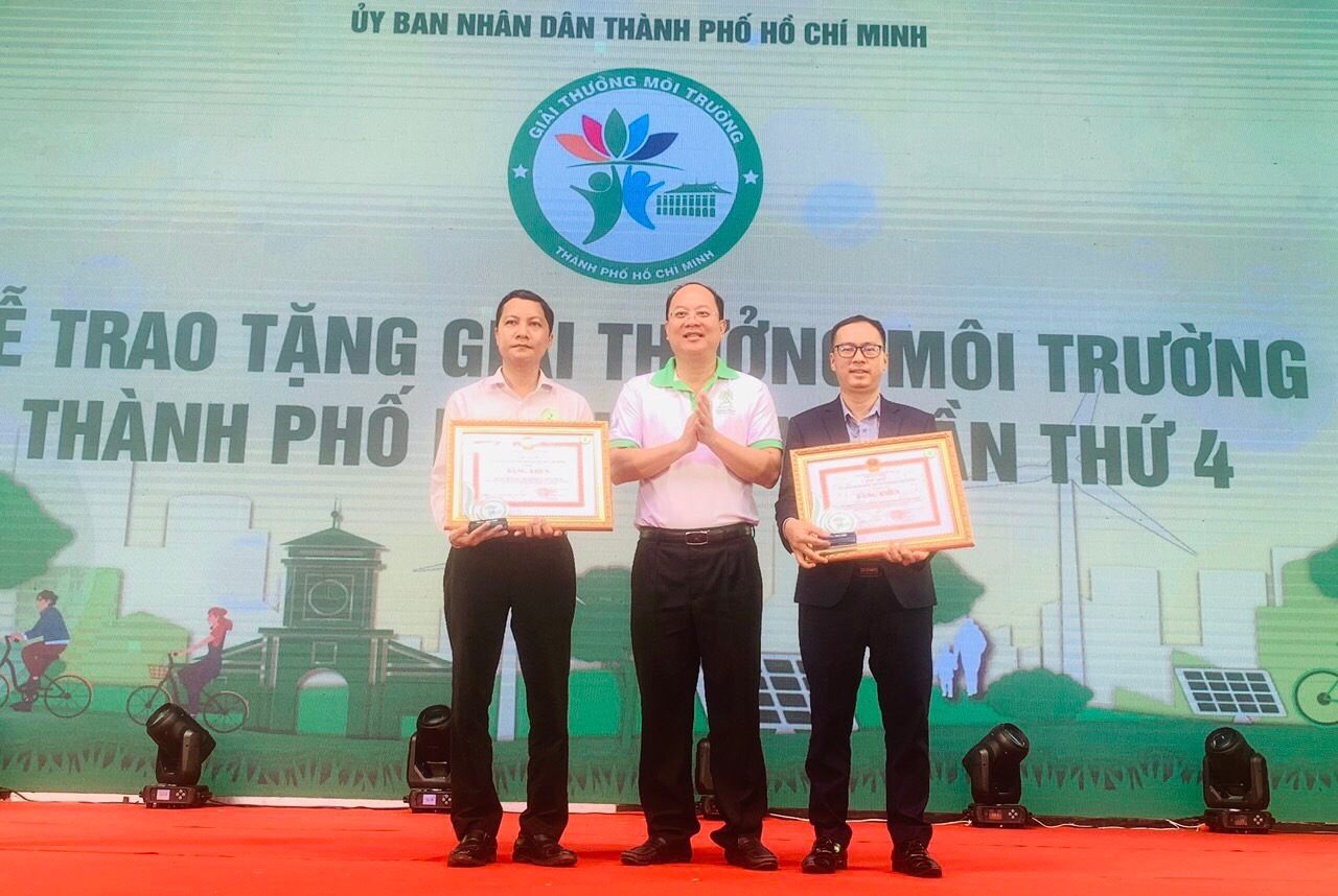 Saigon Co.op (bên phải) nhận giải Môi trường TPHCM lần 4 - Ảnh: Saigon Co.op