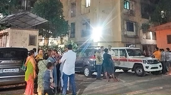 Các cư dân tụ tập gần hiện trường nơi xảy ra vụ giết người, chặt xác ở đường Mira, Mumbai