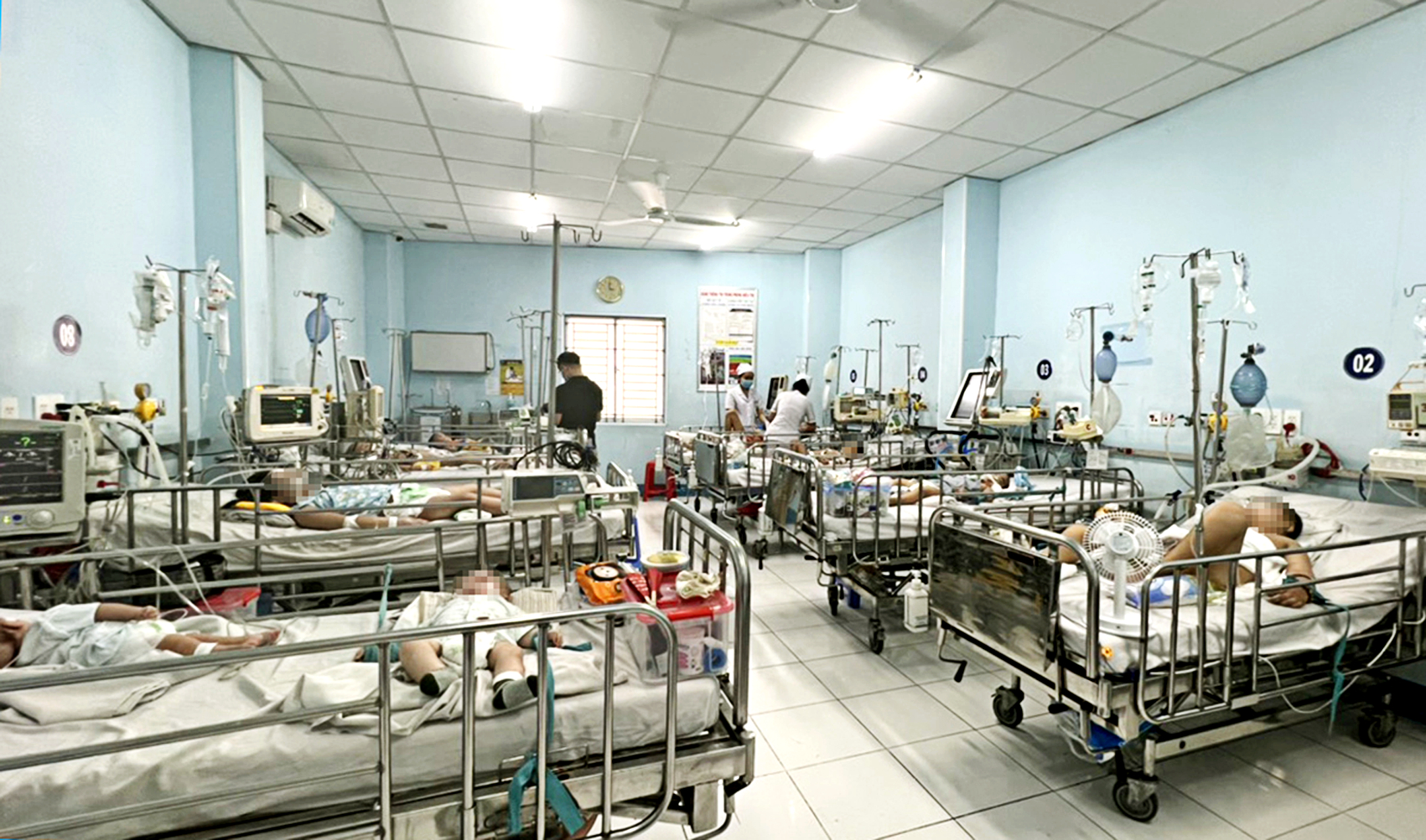 Trẻ mắc tay chân miệng đang được điều trị tại Bệnh viện Nhi Đồng 1 - Ảnh: Phạm An