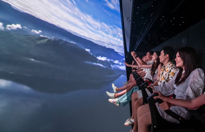 Các du khách vô cùng phấn khích khi lần đầu tiên được trải nghiệm Rạp phim bay - Ảnh: Vingroup