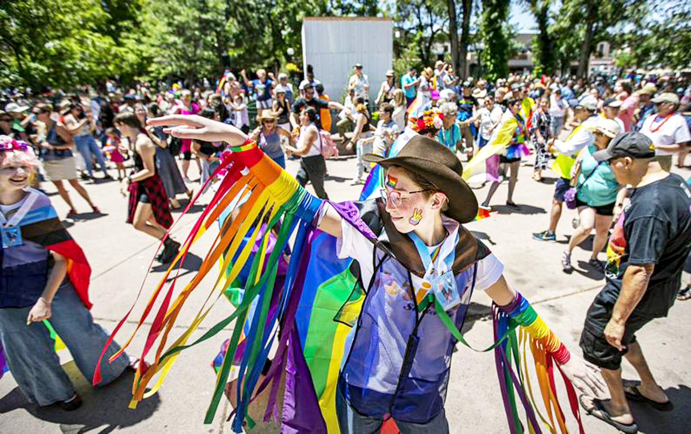 Cộng đồng LGBTQ+ tổ chức cuộc tuần hành Pride tại Santa Fe Plaza, bang New Mexico, Mỹ vào năm 2021 - ẢNH: SANTA FE NEW MEXICAN