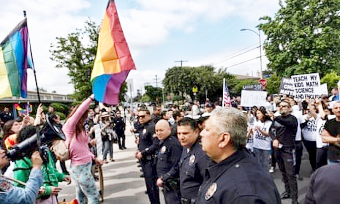 Cảnh sát Los Angeles, Mỹ tách người phản đối và ủng hộ LGBTQ+ trong cuộc biểu tình ôn hòa biến thành bạo lực tại Trường tiểu học Saticoy hôm 2/6 - ẢNH: AP