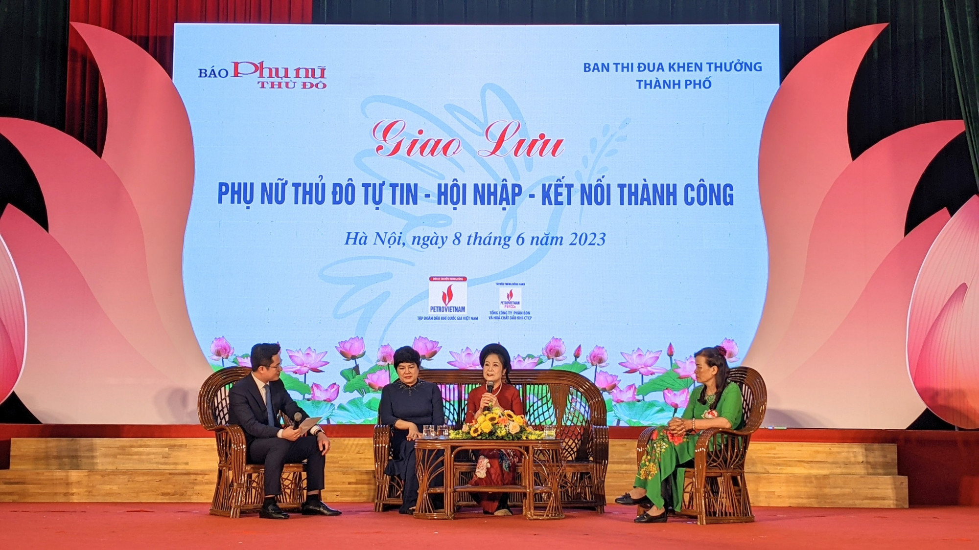 Nghệ nhân Phan Thị Kim Dung (giữa, cầm mic) trong chương trình giao lưu của hội nghị
