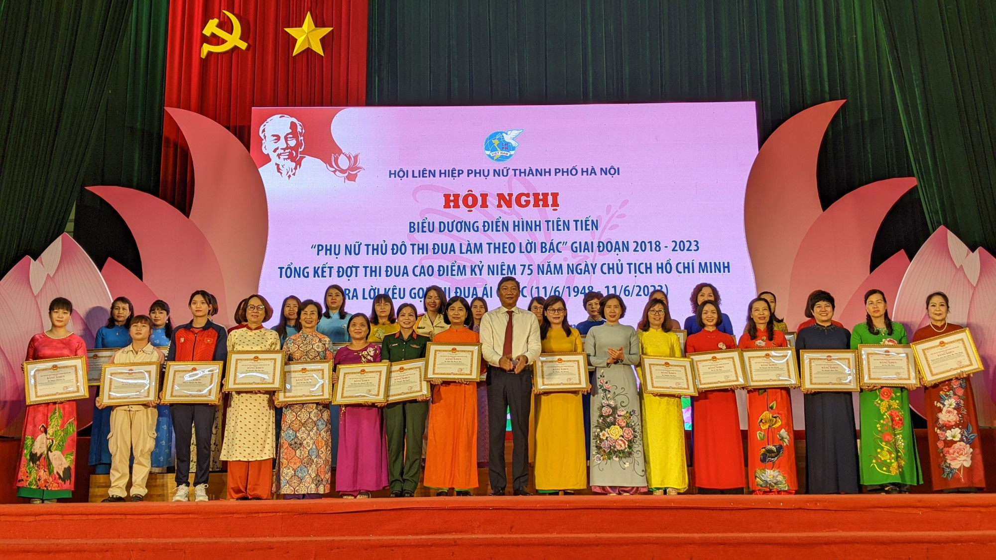 30 tập thể, cá nhân điển hình tiên tiến đã được tôn vinh và nhận khen thưởng của UBND TP Hà Nội.