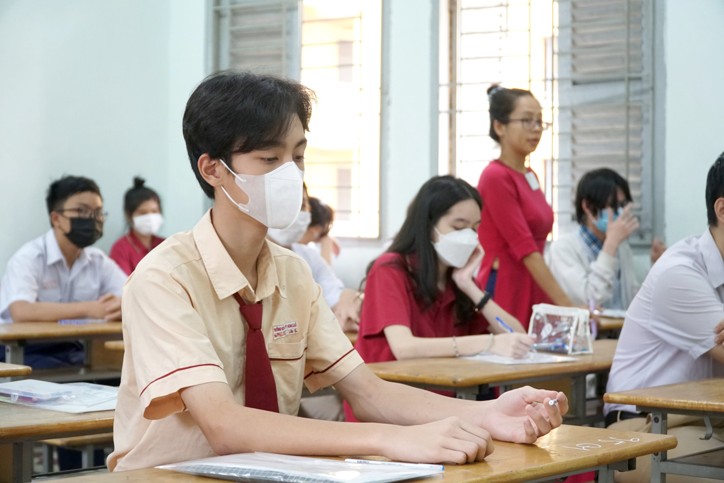 Thí sinh thi môn văn tại  điểm thi Trường THPT chuyên Lê Hồng Phong (quận 5)  ẢNH: TAM NGUYÊN