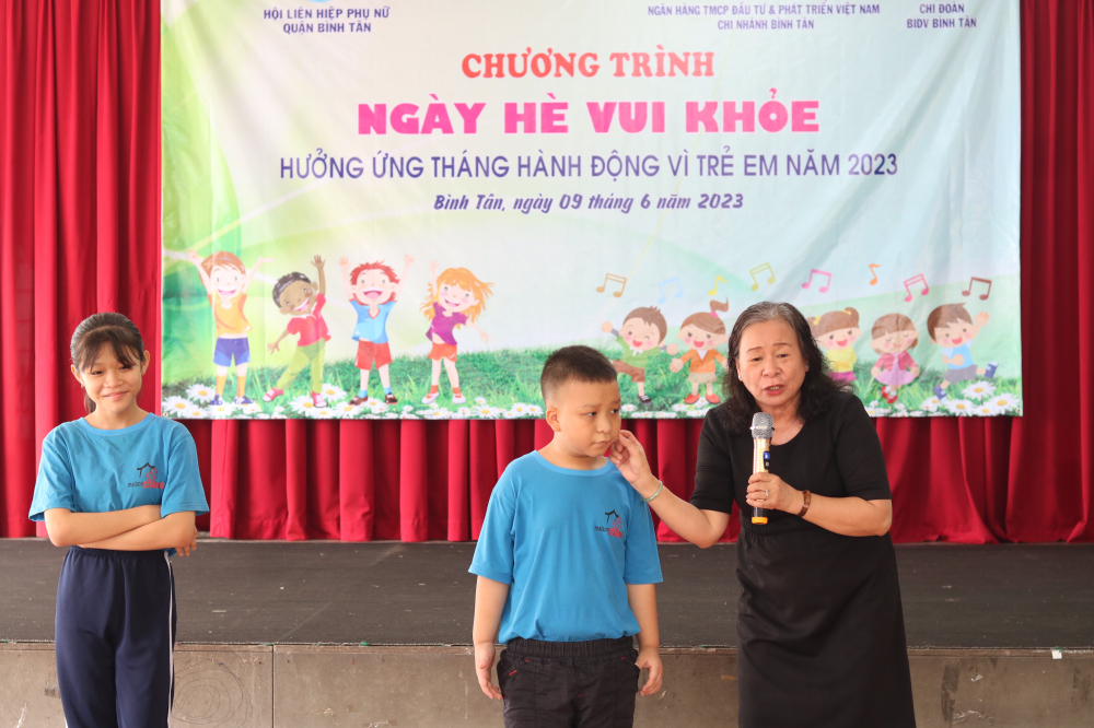 Tiến sĩ Lê Thị Hoàng Liễu hướng dẫn các em nhỏ kỹ năng tự bảo vệ bản thân trước vấn nạn xâm hại, bạo hành. 