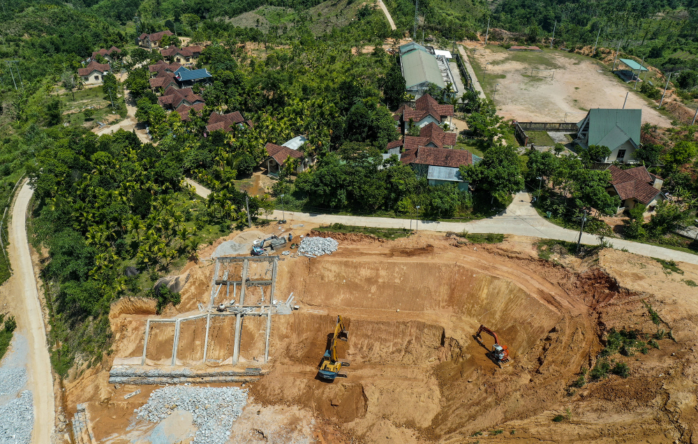 Một số hộ dân chuyển đến ở khu tái định cư ở thôn Nước Vương, xã Sơn Liên và khu tái định cư thôn Rapân, xã Sơn Long (huyện Sơn Tây) bất an vì núi đồi xảy ra sạt lở..