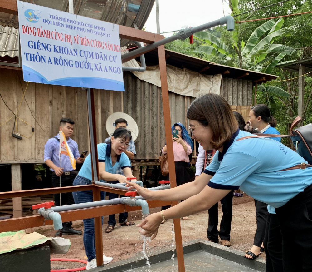 Hội LHPN quận 12 bàn giao giếng khoan cho cụm dân cư thôn A Rông Dưới. 