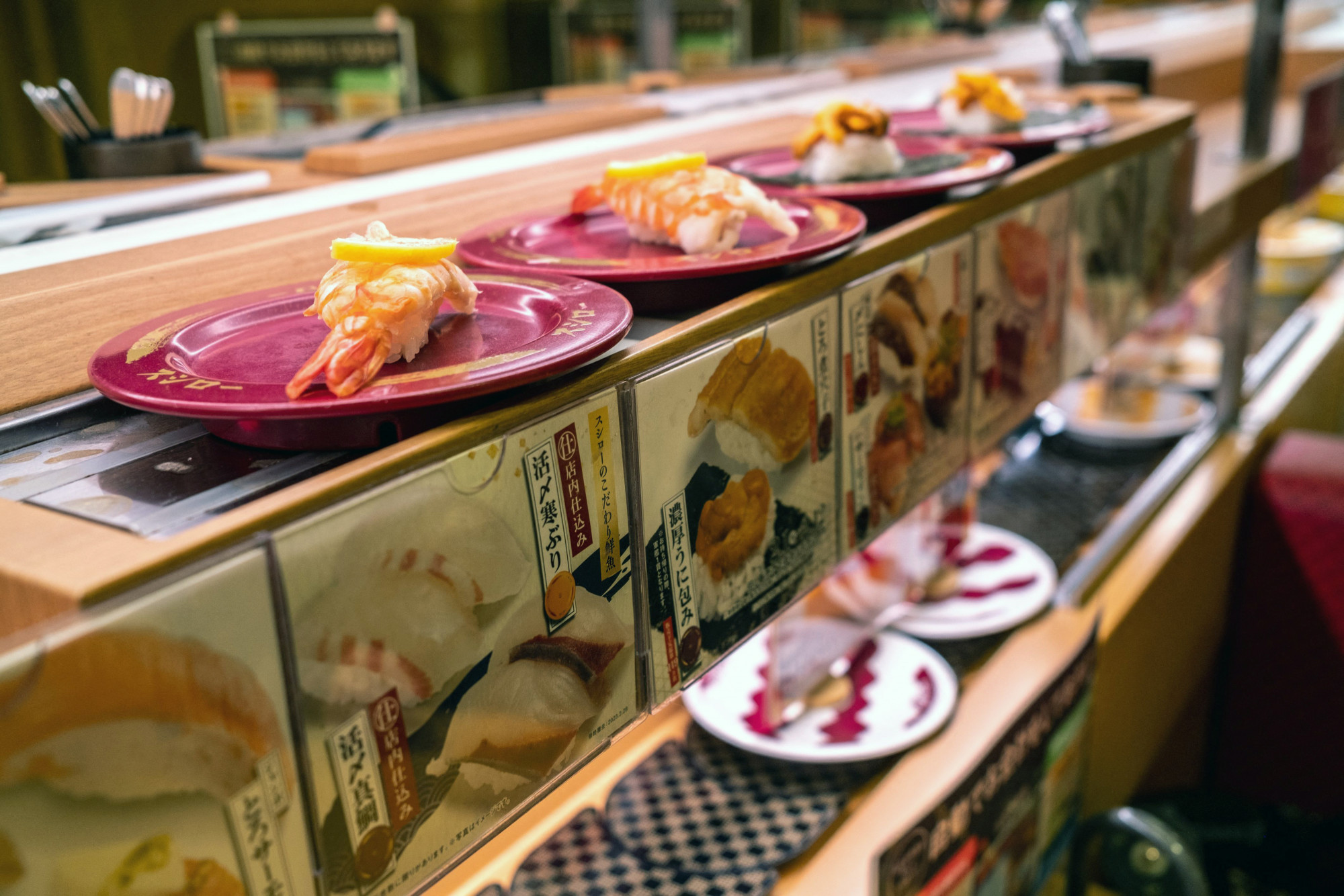 Từ những thử thách vô bổ trên mạng xã hội, nhiều nhà hàng sushi tại Nhật Bản đã chứng kiến làn sóng khủng bố sushi khi các khách hàng thực hiện hành động gây mất vệ sinh , ảnh hưởng hình ảnh kinh doanh